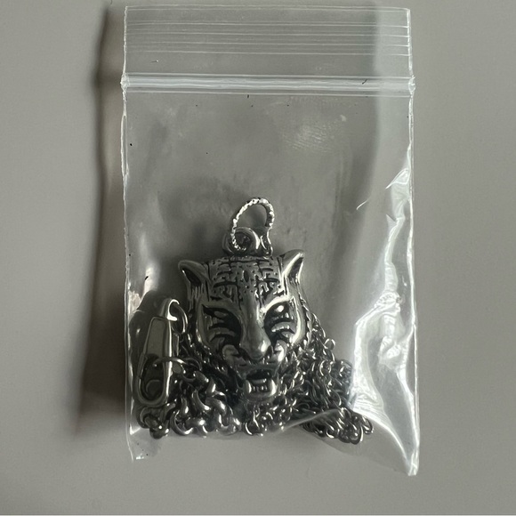 Silver Gucci Feline Necklace. - Picture 2 of 8